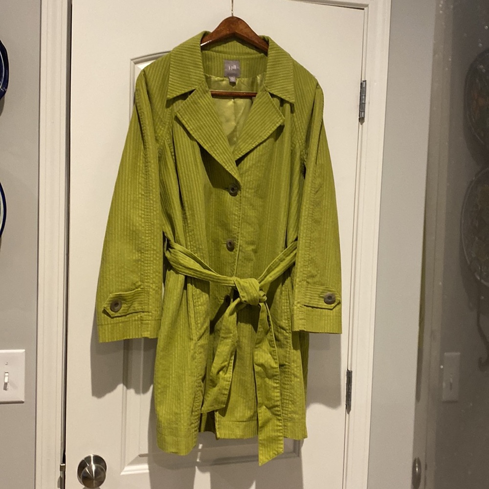 Trench coat car length in green, light corduroy fabric